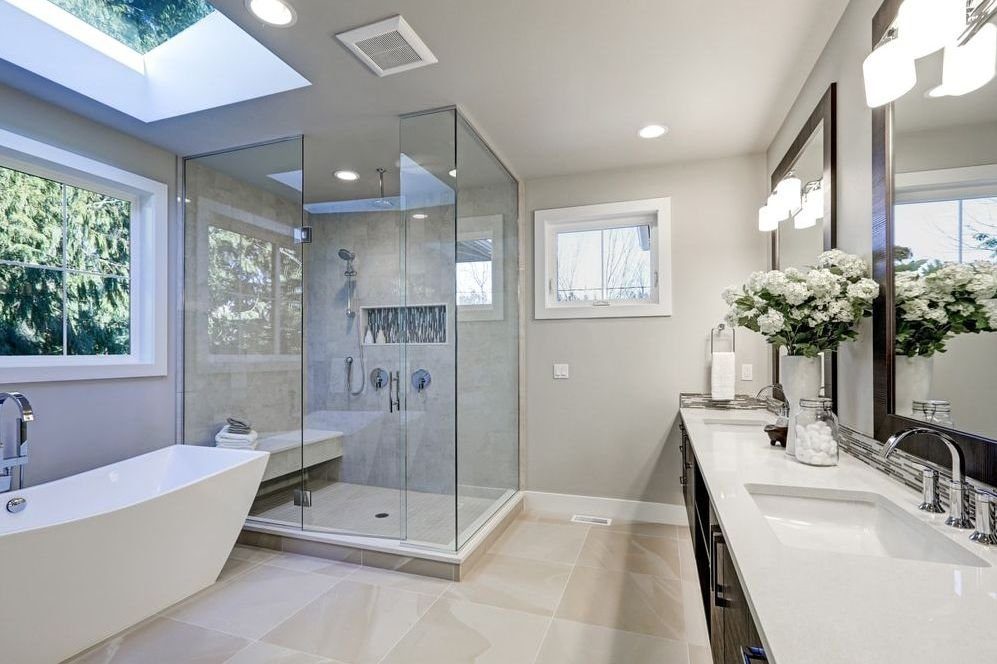 Iluminación y tomas de corriente perfectas para tu baño moderno
